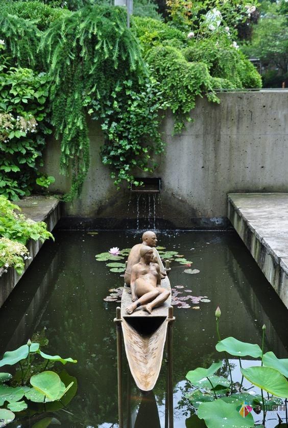在私家花園庭院設計有一個魚塘荷花池，整個庭院都活了