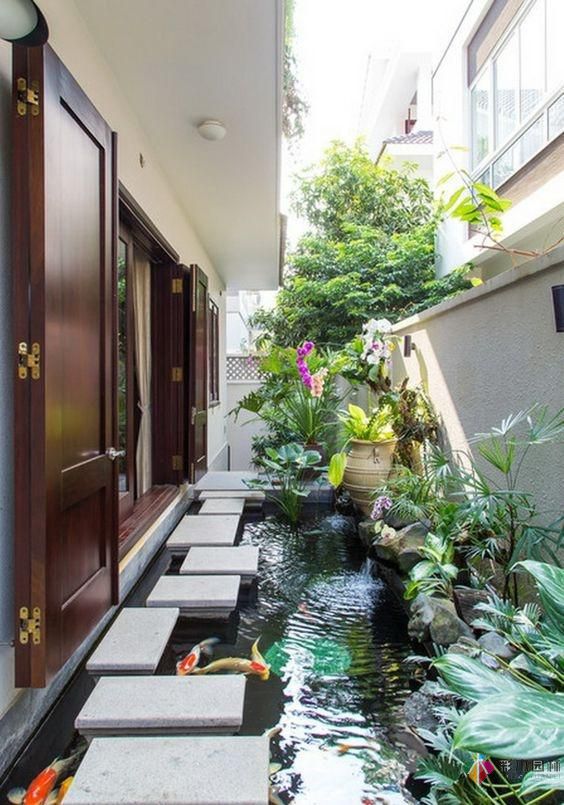 在私家花園庭院設計有一個魚塘荷花池，整個庭院都活了