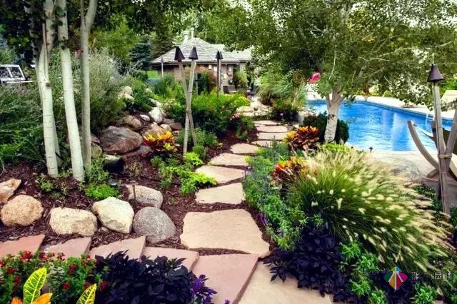 天然石材在花園設(shè)計里起到至關(guān)重要的元素!