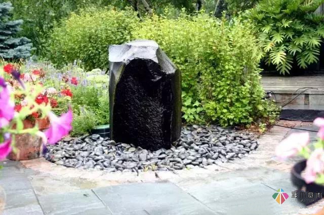 天然石材在花園設(shè)計里起到至關(guān)重要的元素!