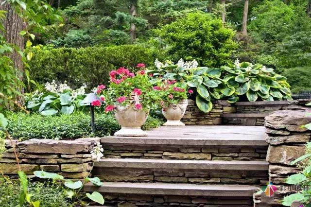 天然石材在花園設(shè)計里起到至關(guān)重要的元素!