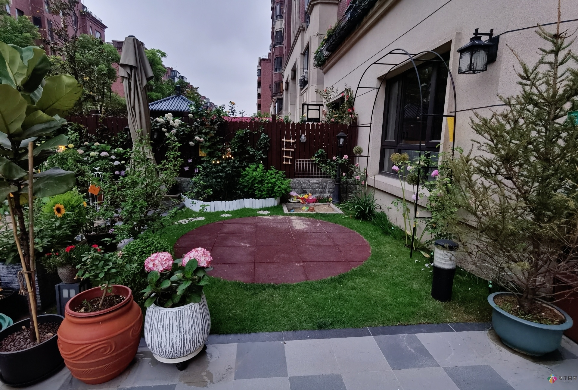 不顧父母反對(duì)，買了一層110㎡的院子，自己一個(gè)人折騰成花園。就這么治好了。
