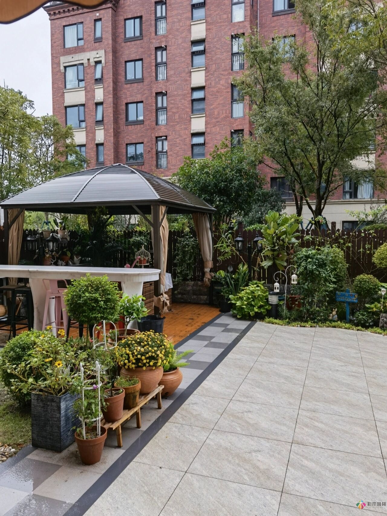 不顧父母反對(duì)，買了一層110㎡的院子，自己一個(gè)人折騰成花園。就這么治好了。
