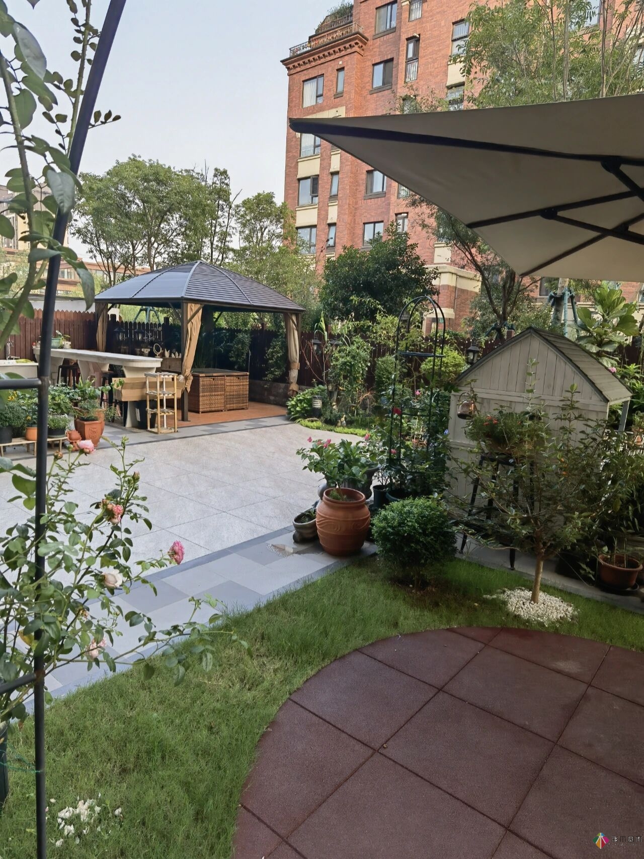 不顧父母反對(duì)，買了一層110㎡的院子，自己一個(gè)人折騰成花園。就這么治好了。
