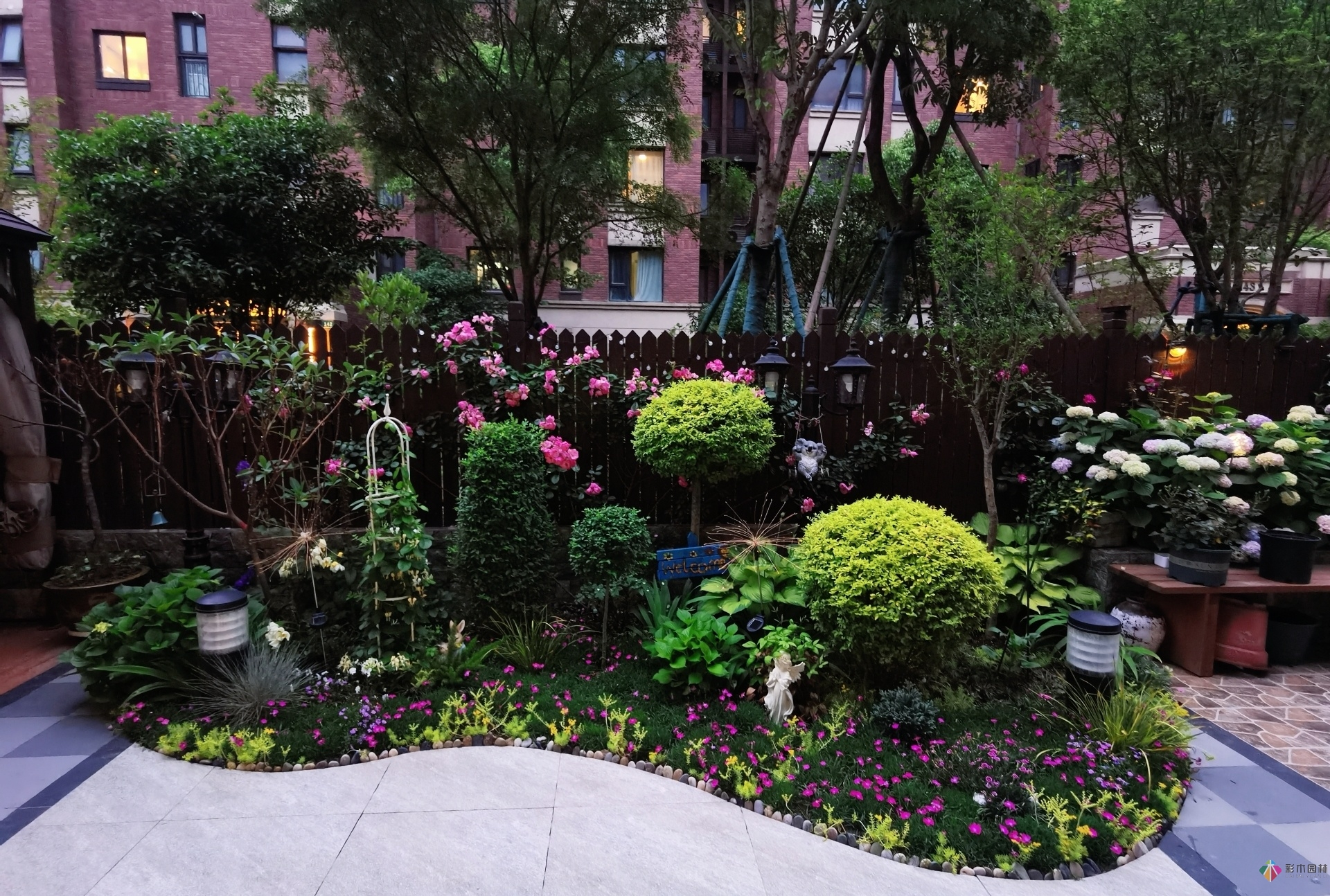 不顧父母反對(duì)，買了一層110㎡的院子，自己一個(gè)人折騰成花園。就這么治好了。
