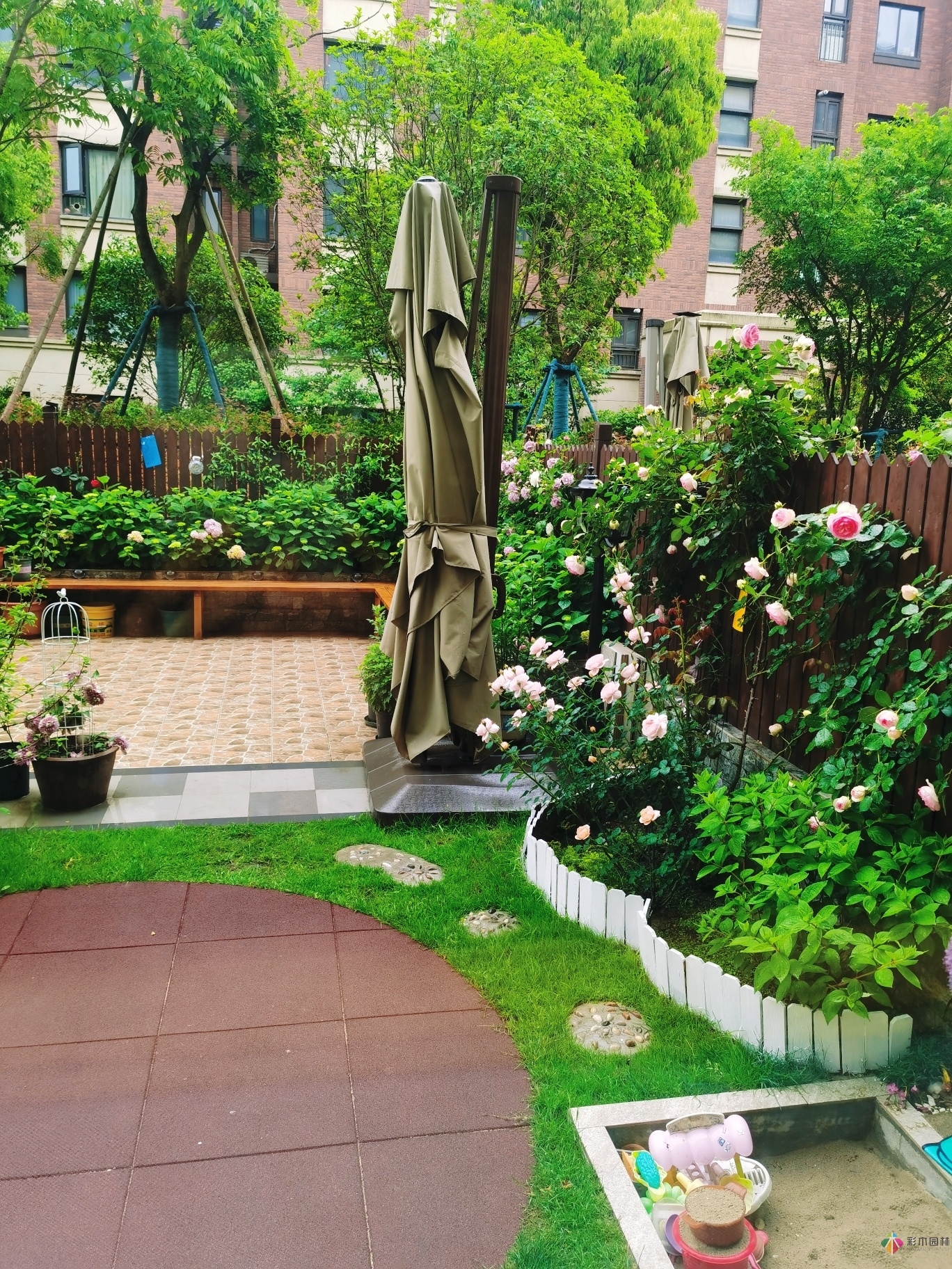 不顧父母反對(duì)，買了一層110㎡的院子，自己一個(gè)人折騰成花園。就這么治好了。
