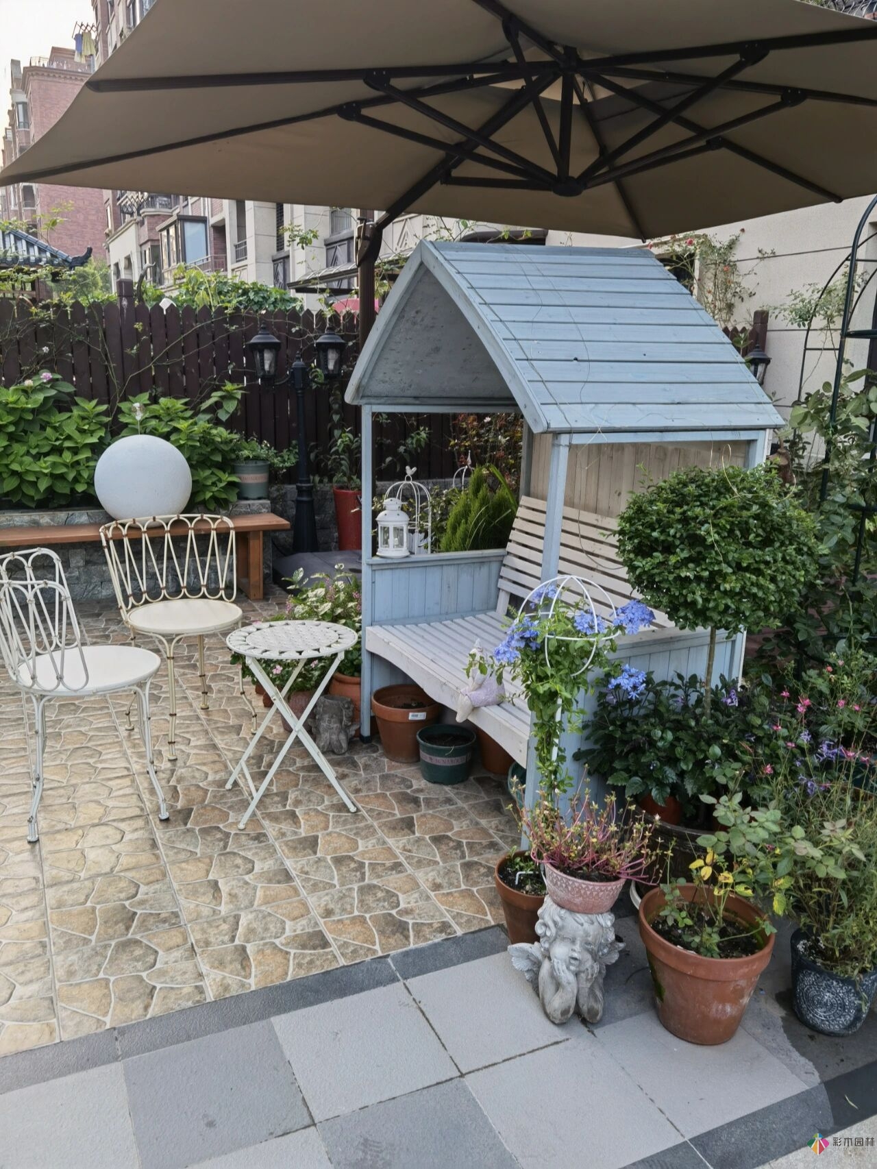 不顧父母反對(duì)，買了一層110㎡的院子，自己一個(gè)人折騰成花園。就這么治好了。
